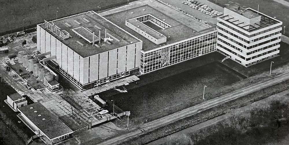 Luchtfoto van de nieuwe fabriek aan de Bleiswijkseweg, circa 1969. Overdruk uit het artikel in Bouw 1971